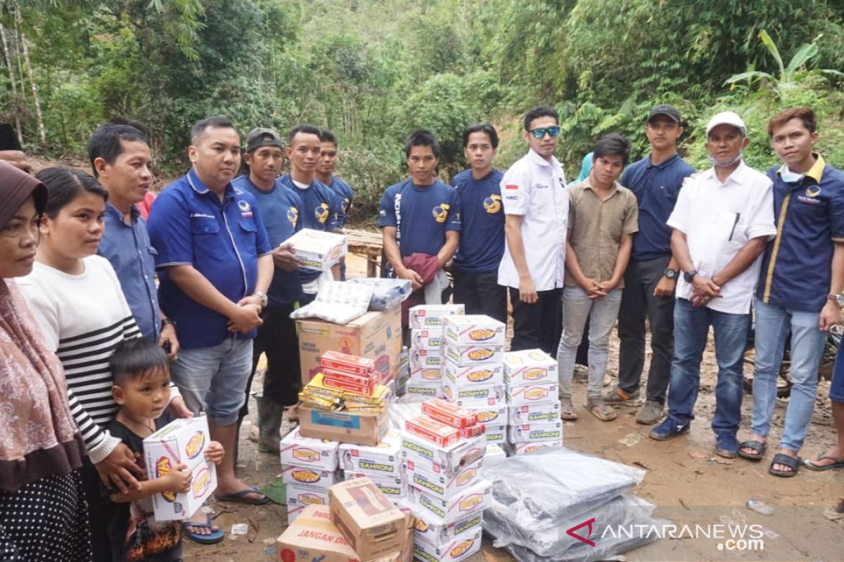 Nasdem Kalsel salurkan ribuan paket bantuan korban banjir di HST