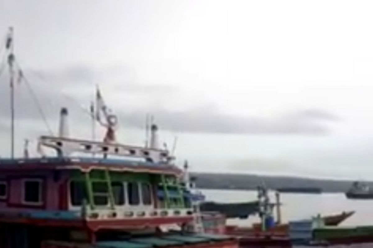Nelayan  Kupang sudah parkir kapalnya sebulan