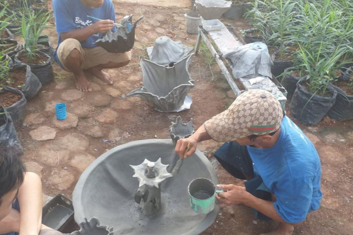 Lapas Rajabasa daur ulang sampah jadi pot bunga dan paving block