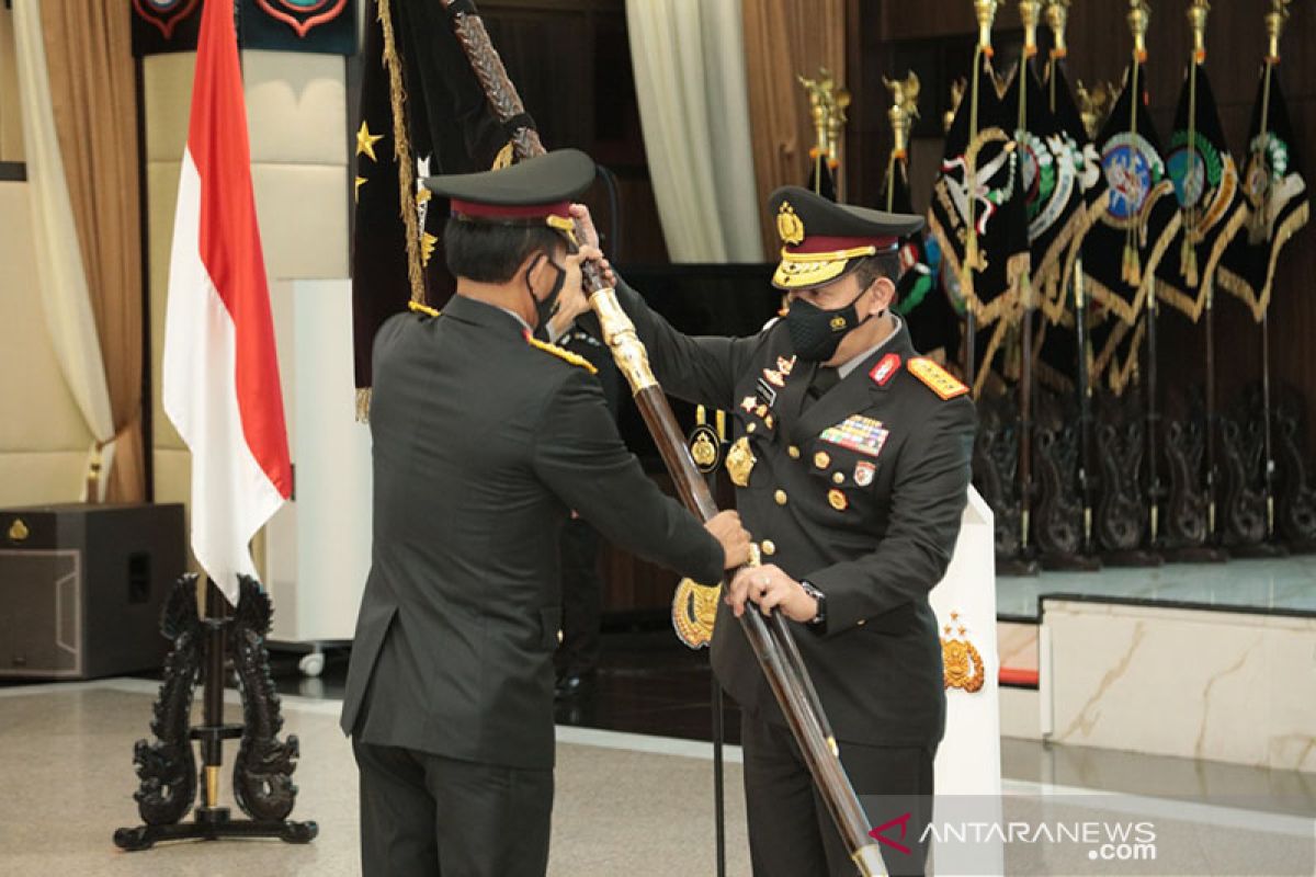 Jenderal Idham Azis serahkan Panji Polri Tribrata ke Jenderal Sigit