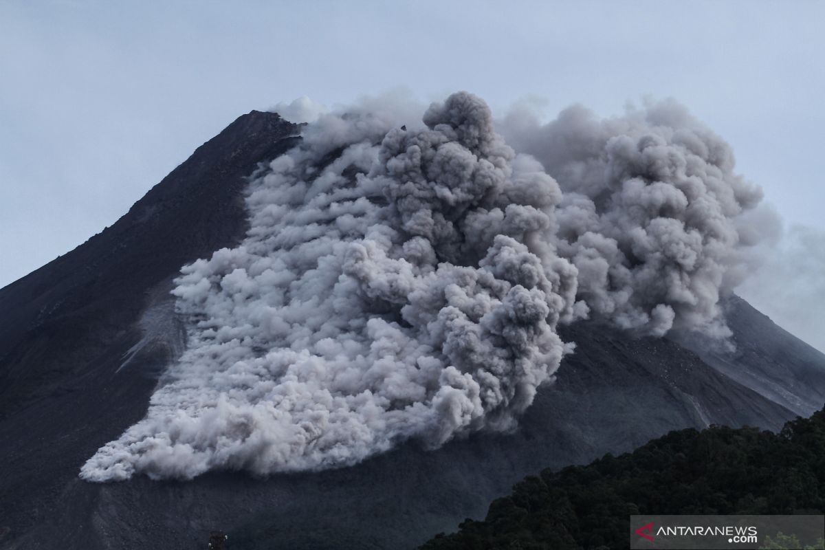 Gunung Merapi meluncurkan 14 kali awan panas guguran