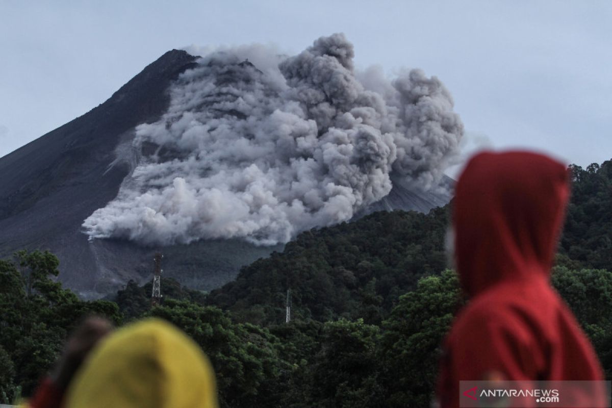 Awan panas Merapi capai 2.000 meter, BPBD Sleman evakuasi warga