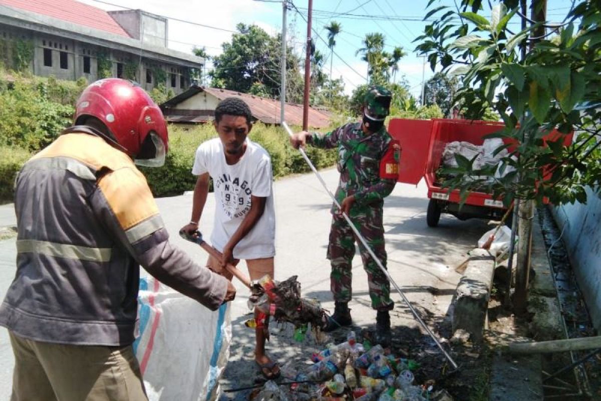 Babinsa Koramil Abepura bersihkan saluran drainase