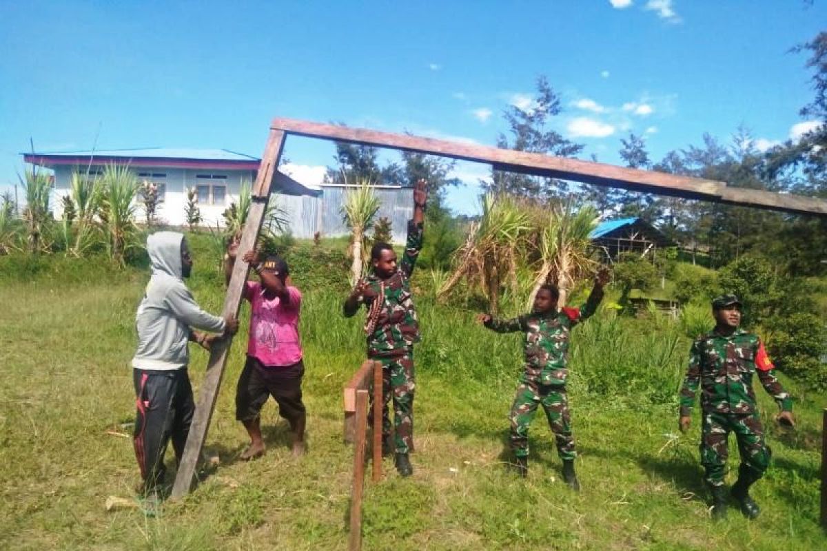 Babinsa Koramil Tiom bantu bangun rumah warga