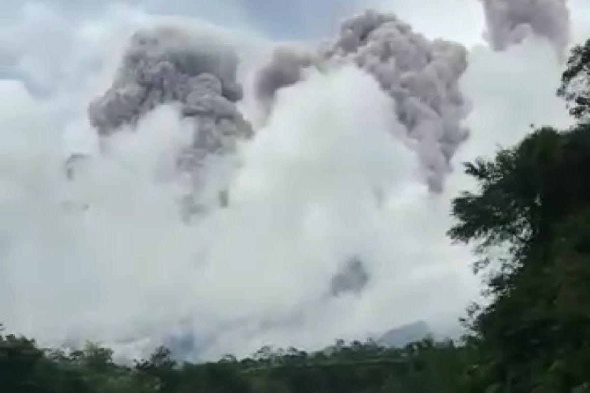 Erupsi Gunung Merapi tak ganggu penerbangan Bandara  Adi Soemarmo