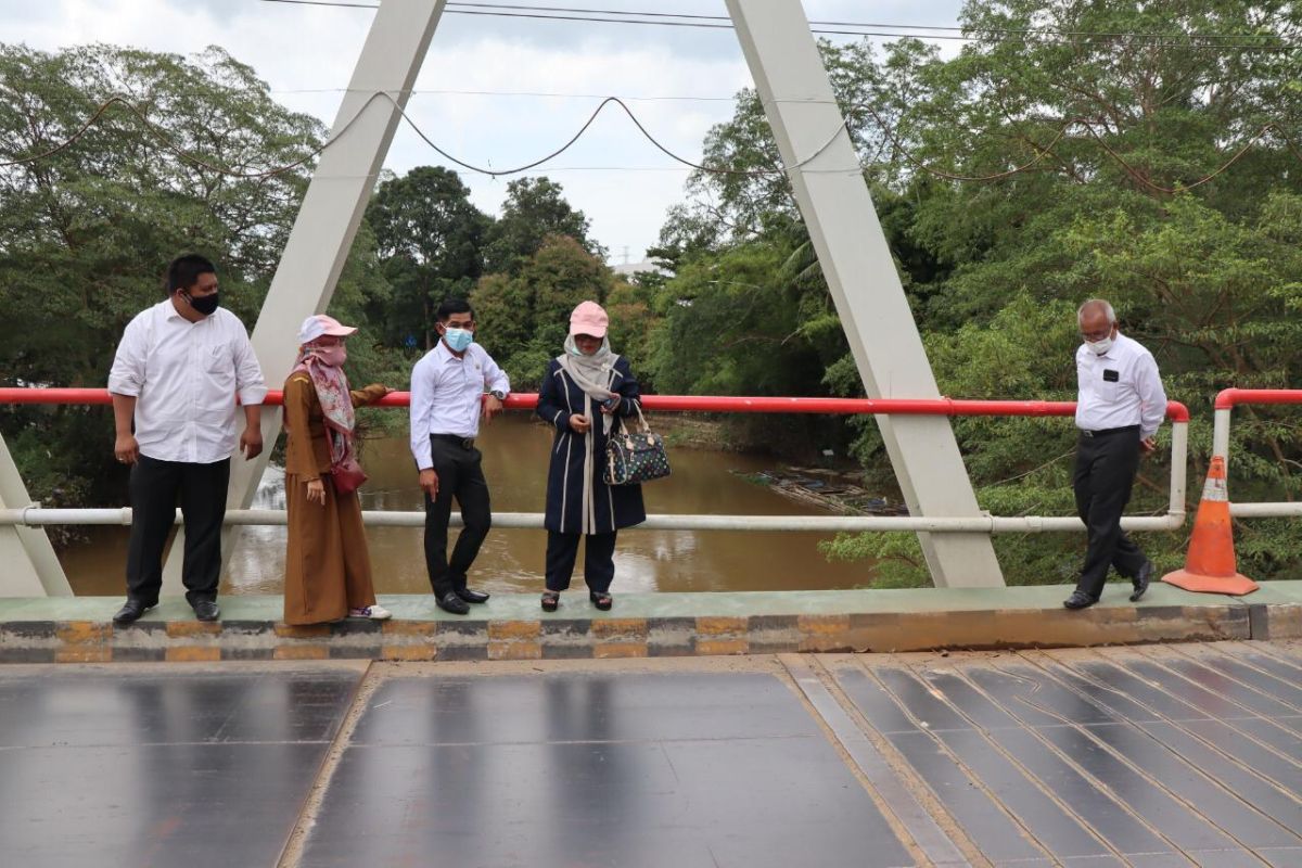 Komisi III DPRD Balangan tinjau jembatan Paringin yang retak