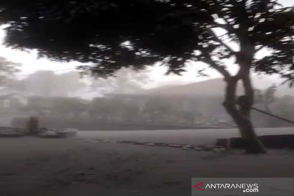 Hujan abu melanda Boyolali akibat Merapi erupsi