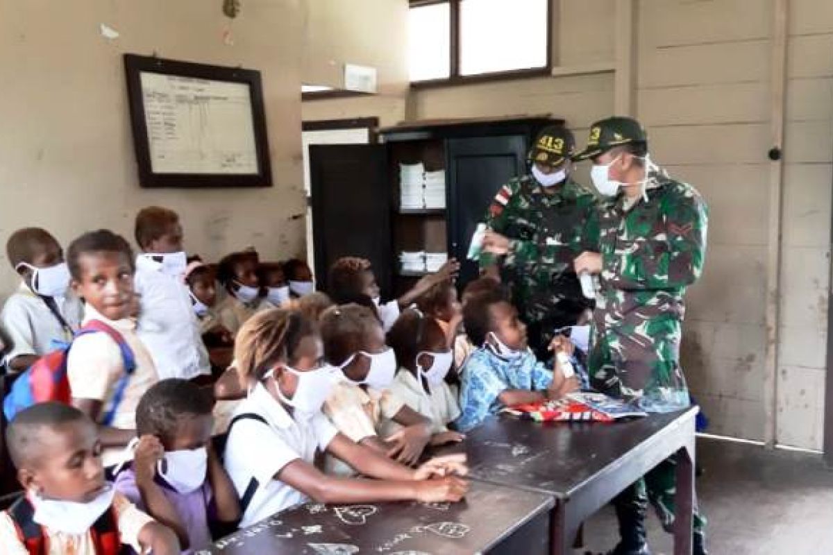 Satgas Yonif MR 413 Kostrad bagikan buku tulis siswa di perbatasan RI-PNG