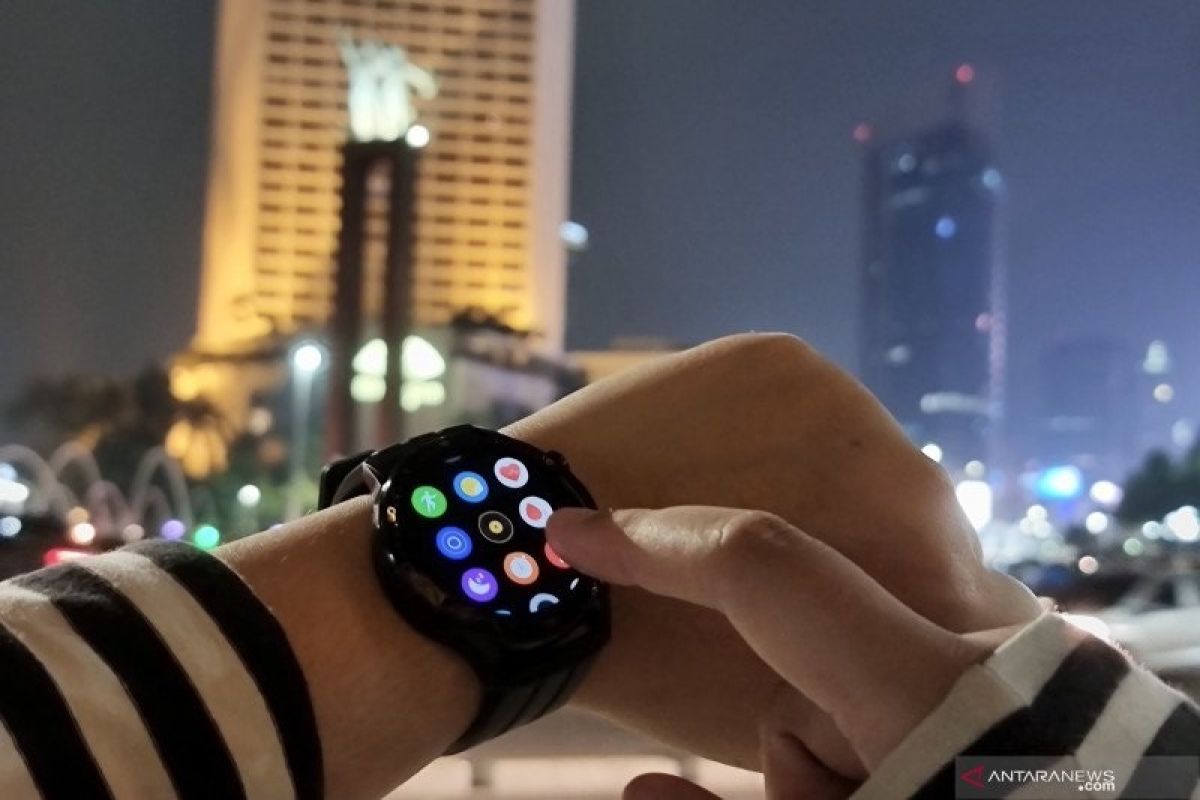 Menjajal jam tangan pintar "high-end" pertama Watch S Pro