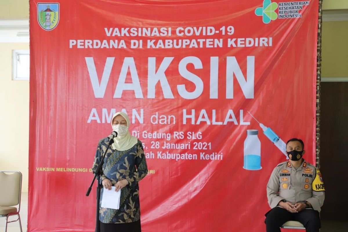 Pejabat di Kabupaten Kediri  ikuti vaksinasi COVID-19