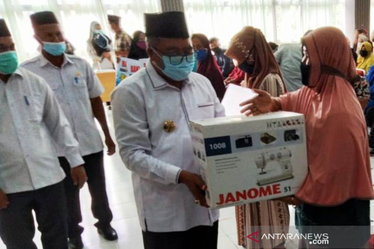 Pelaku UKM dan IKM di Aceh Barat terima bantuan alat usaha