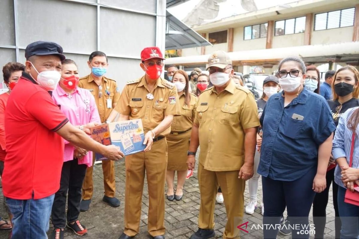 Pemkab Minahasa menyerahkan bantuan korban banjir-longsor