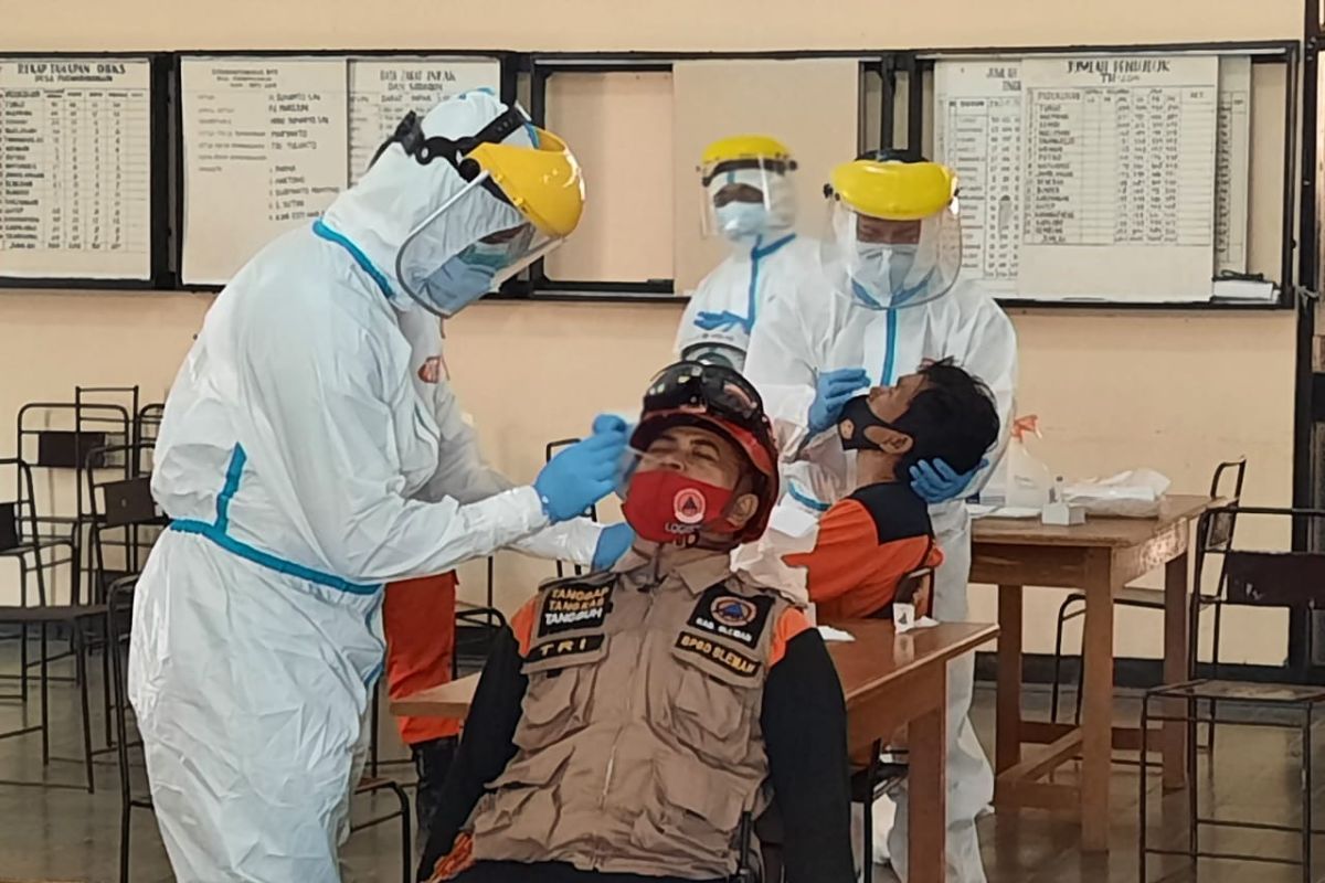 Relawan di barak pengungsi Merapi Purwobinangun menjalani swab antigen