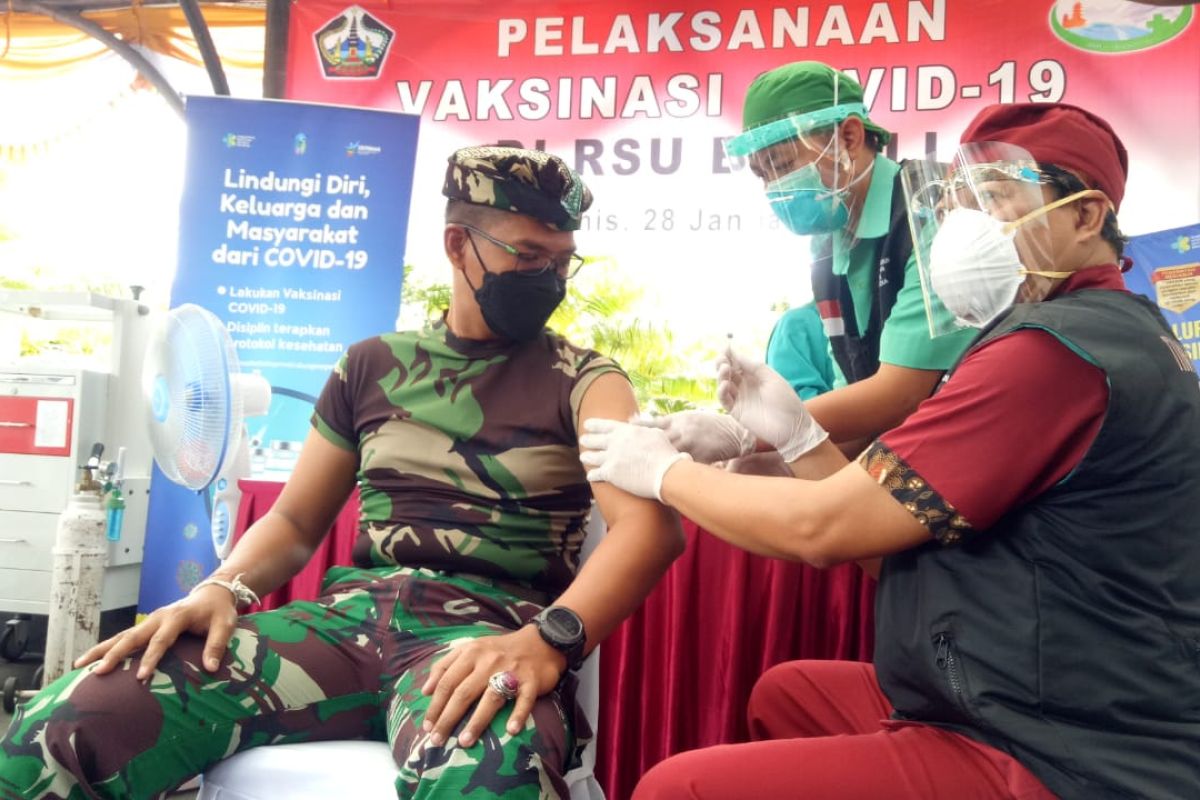Puluhan nakes di Bali ikuti vaksinasi COVID-19 pertama