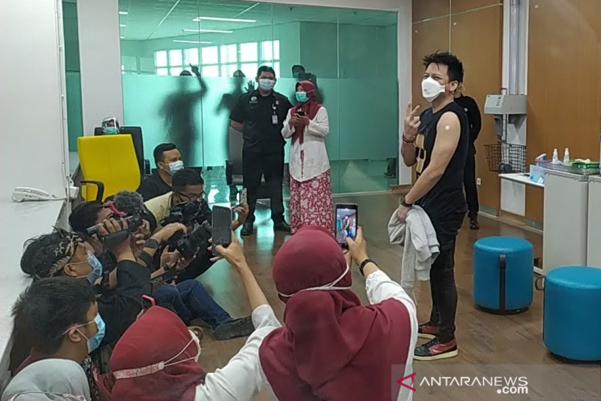 Ariel Noah dan Risa Saraswati hanya mengantuk usai divaksin COVID-19