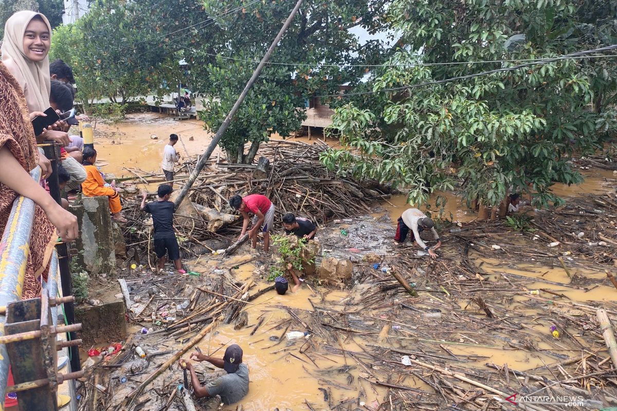 Video-Pascabanjir HST: 'Raba' masih menumpuk di sungai, warga Aluan Besar turun tangan