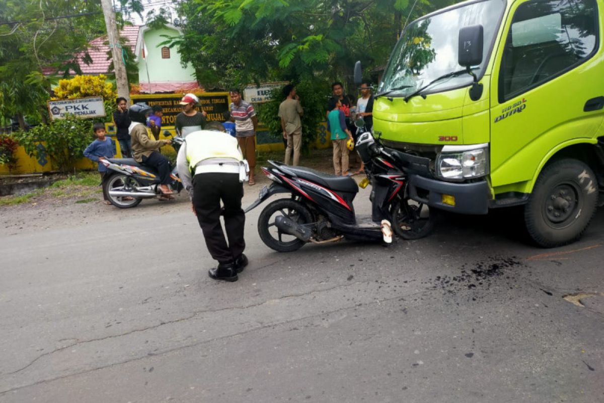 Truk dan sepeda motor di Penunjak Lombok Tengah adu banteng