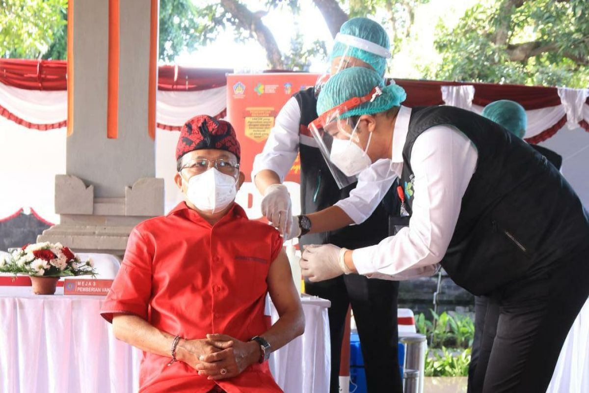 Gubernur Bali Koster terima suntikan vaksin COVID-19 dosis kedua