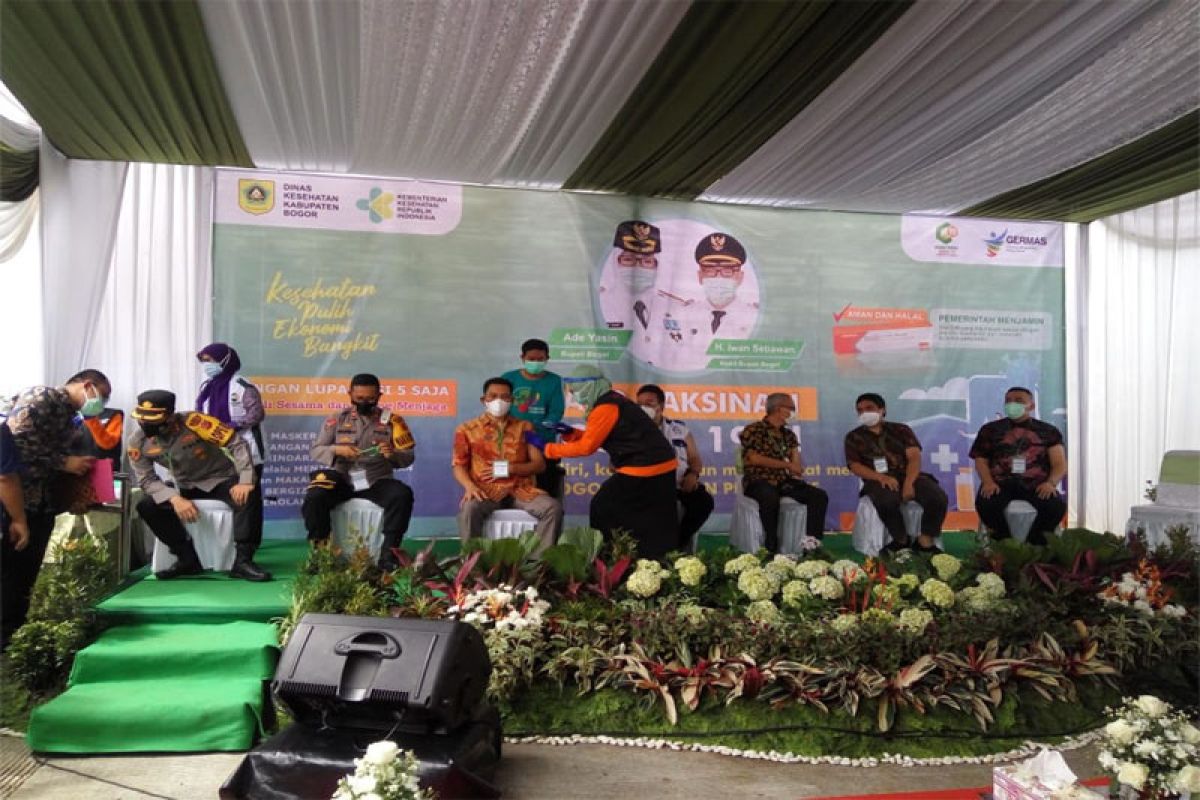 Ketua Komisi IV DPRD Bogor ikuti Vaksinasi COVID-19 pertama