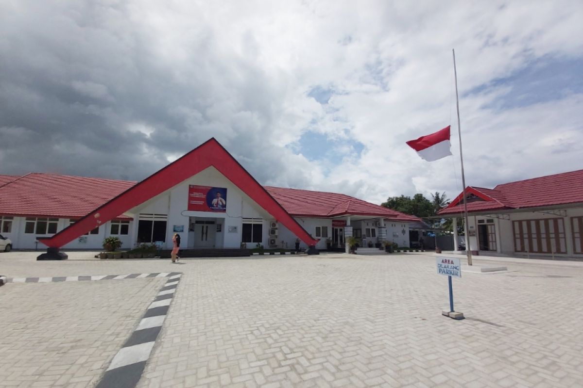 Sulteng kibarkan bendera setengah  tiang kenang Prof. Aminudin Ponulele