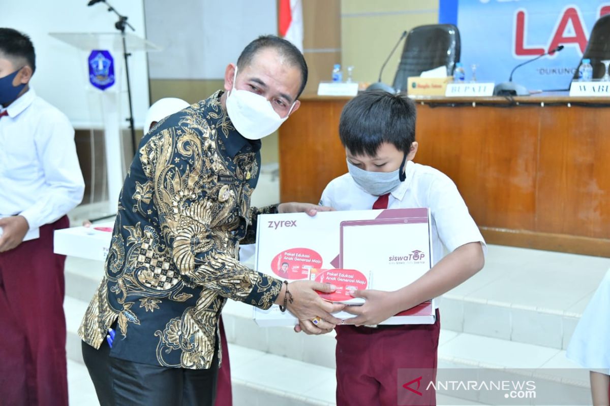 Bupati Bangka serahkan bantuan 30 unit laptop untuk siswa dan guru