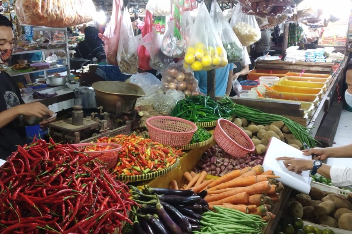 Cabai rawit merah tembus Rp100 ribu di Pasar Tebet Barat