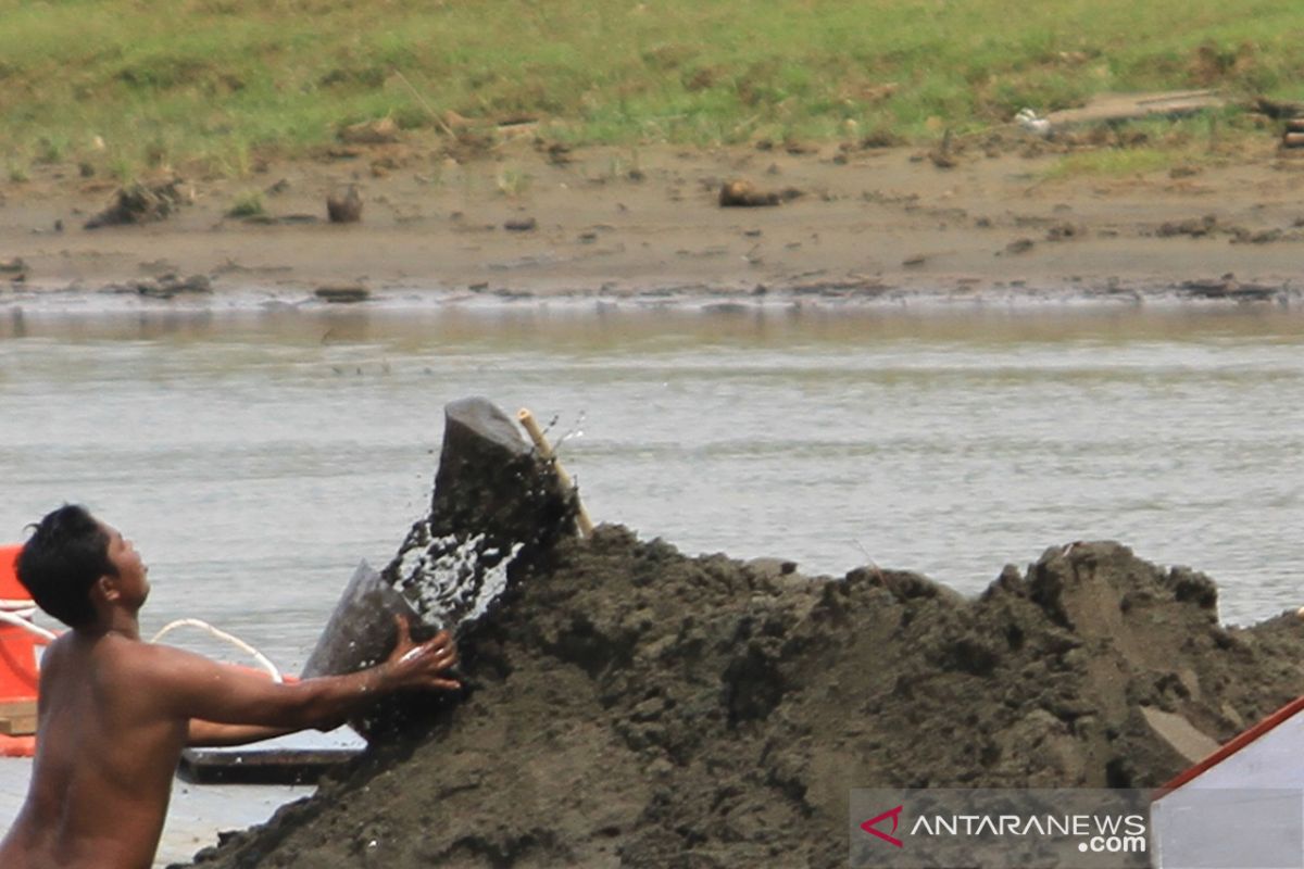 Upah penambang pasir tradisional di Aceh Barat