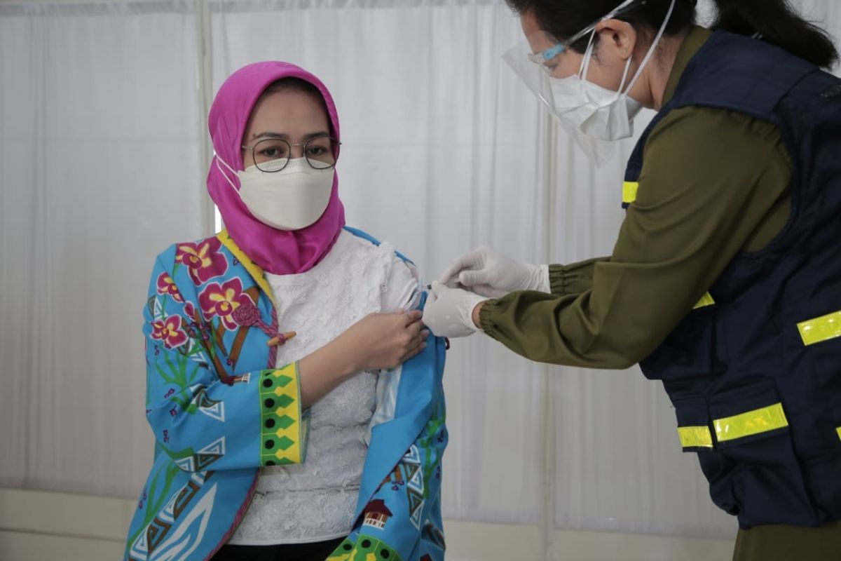 Wali Kota Airin jalani vaksinasi kedua di RSU Tangsel