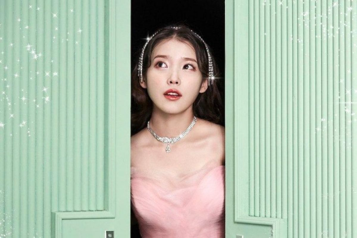 IU kembali dengan penuh warna di lagu berjudul Celebrity