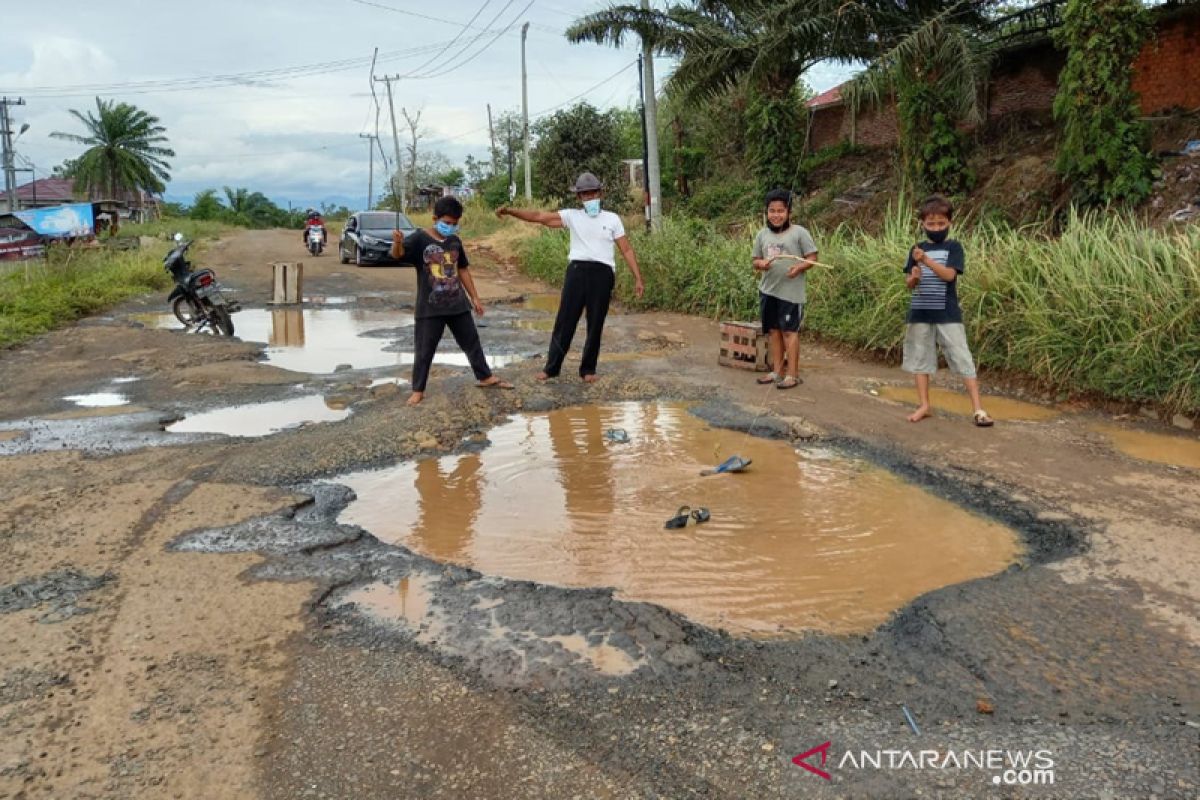 Protes jalan rusak, warga Bengkulu mancing di jalan berlubang