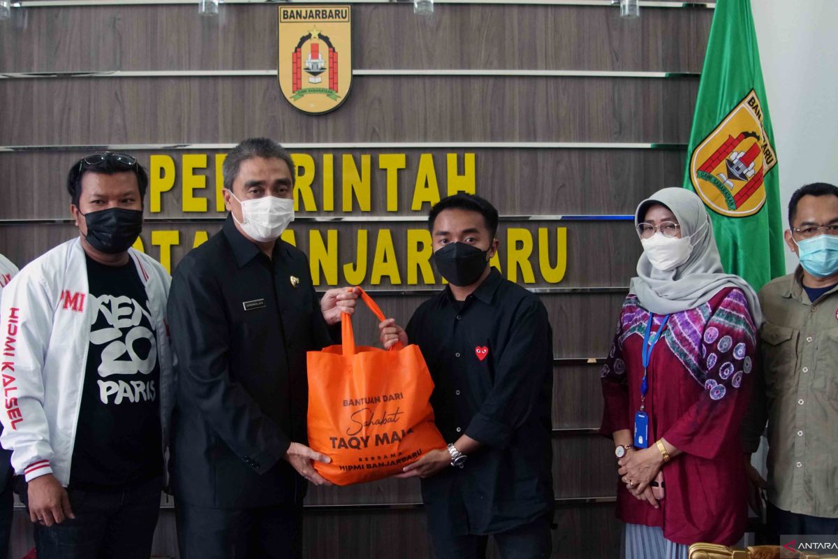 Ustaz Taqy Malik serahkan bantuan korban banjir kepada Wali Kota