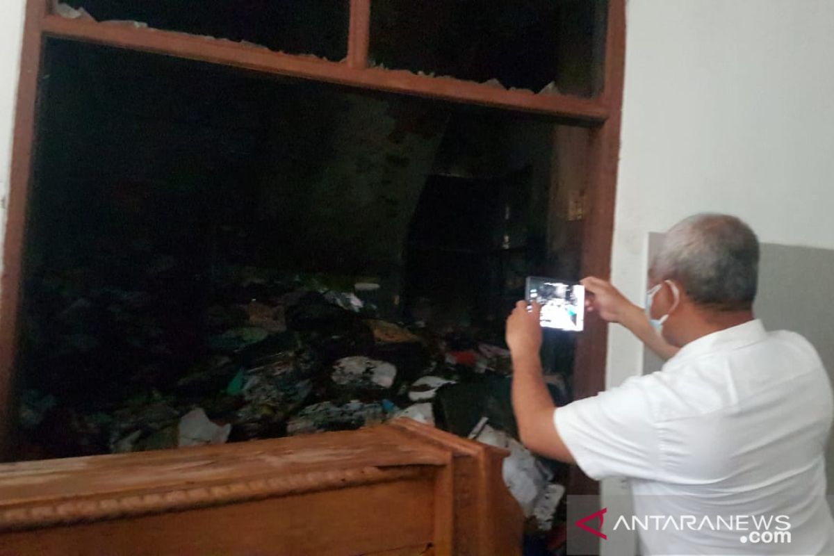 Wali Kota Bekasi meninjau lokasi kebakaran Kantor Dinas Pendidikan