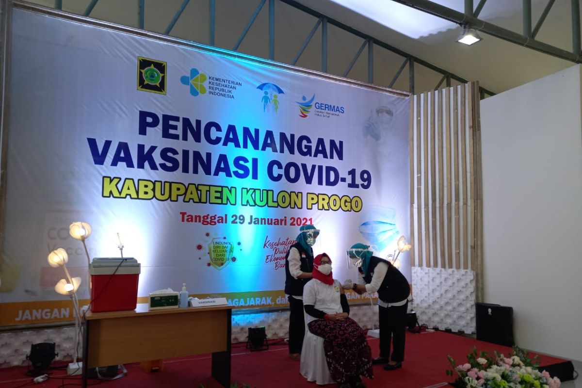 Ketua DPRD Kulon Progo jadi orang pertama divaksin COVID-19