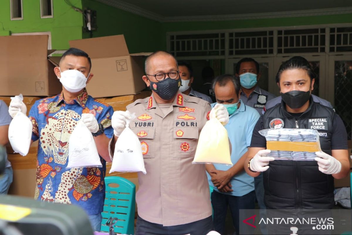 Pabrik kosmetik berbahan berbahaya digerebek polisi, 12 tersangka diamankan