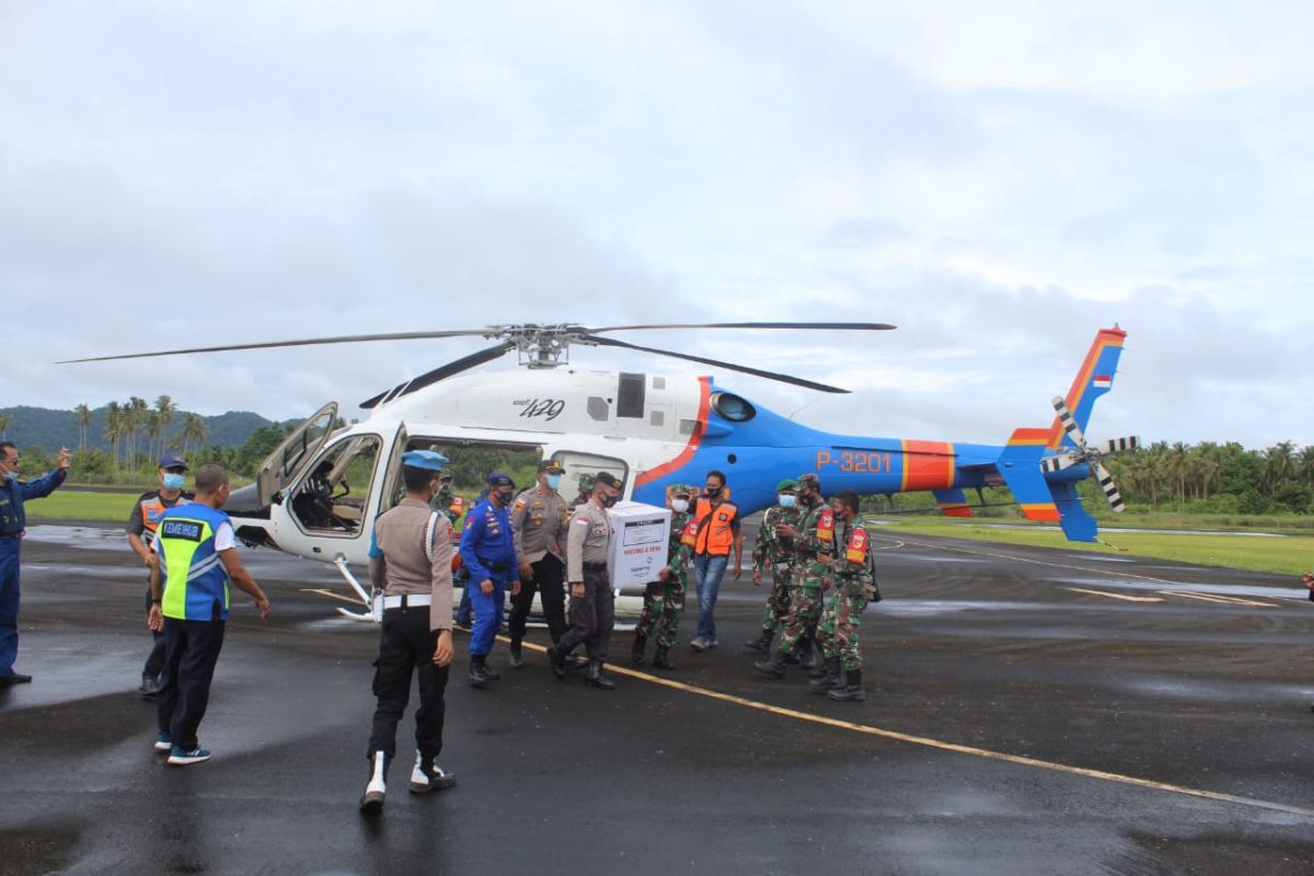 Helikopter Baharkam Polri bawa vaksin COVID-19  ke perbatasan