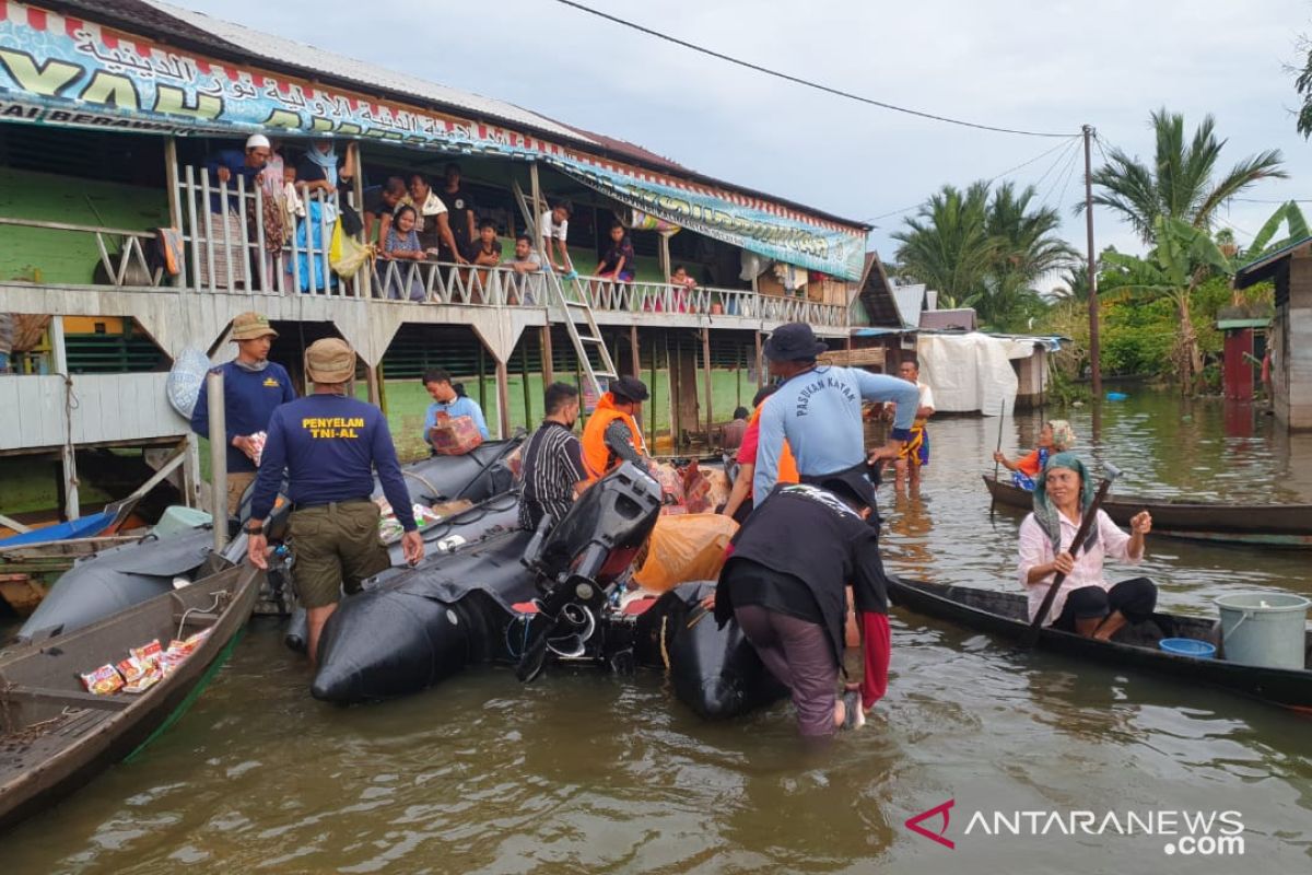 TNI AL distribusikan bantuan ke lokasi masih tergenang