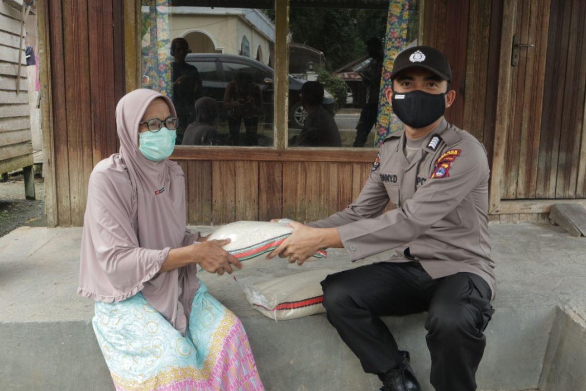 Polres Tabalong salurkan bantuan beras bagi warga terdampak COVID-19