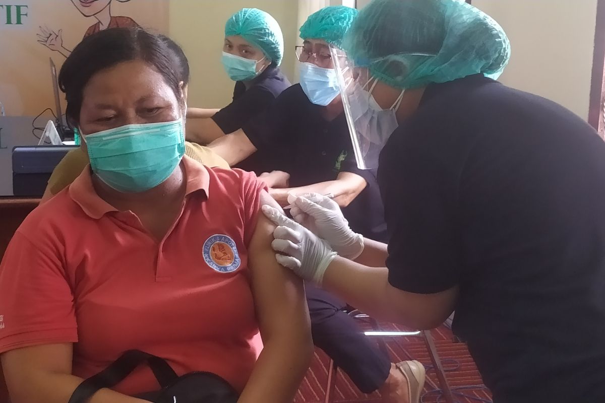 Puluhan nakes RSUD Wangaya-Denpasar ikuti vaksinasi COVID-19 kedua