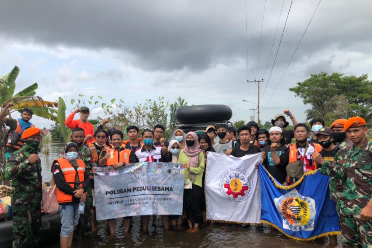 Mahasiswa Poliban dikawal pasukan elit TNI AU sebar bantuan ke daerah banjir