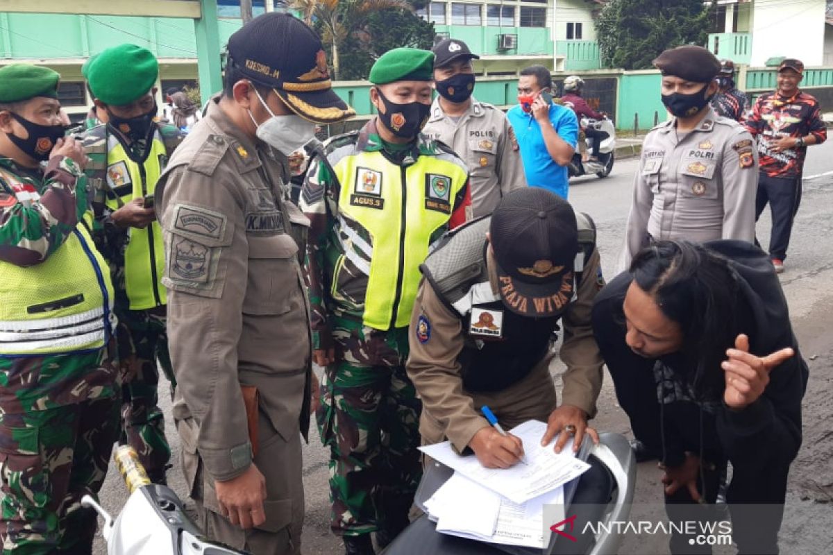 Petugas Satgas COVID-19 Garut tindak pelanggar PPKM di jalanan