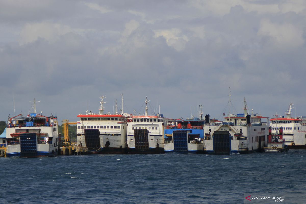 Gelombang tinggi akibatkan penutupan seluruh rute penyeberangan di NTT