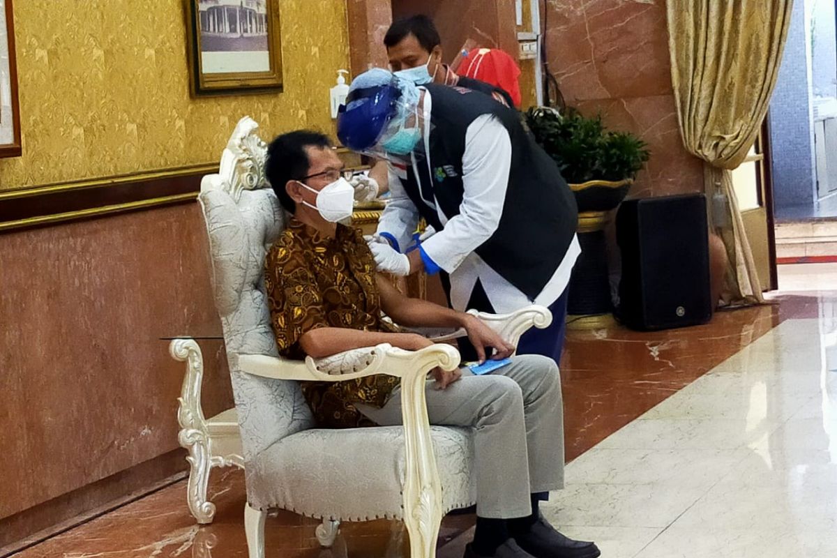 Pemkot Surabaya diminta prioritaskan vaksinasi COVID-19 kepada pengurus RT/RW