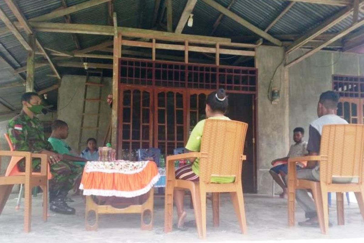 Babinsa Koramil Warbah imbau warga kampung Sarafambai jaga kebersihan