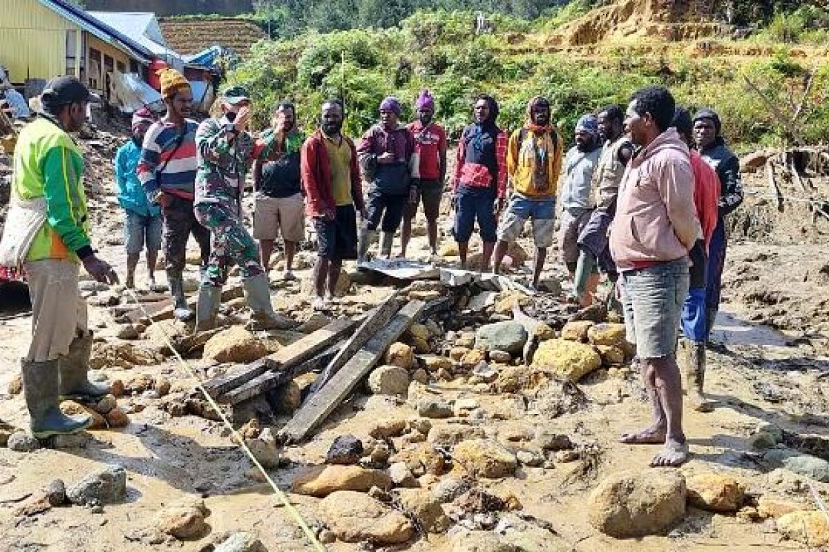 Babinsa Koramil Enarotali komsos dengan warga korban banjir bandang