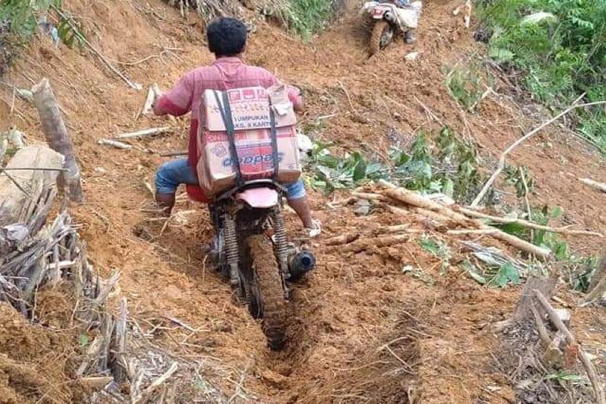 Kelompok pengawas PAI dan komunitas trail bekerjasama bantu korban banjir