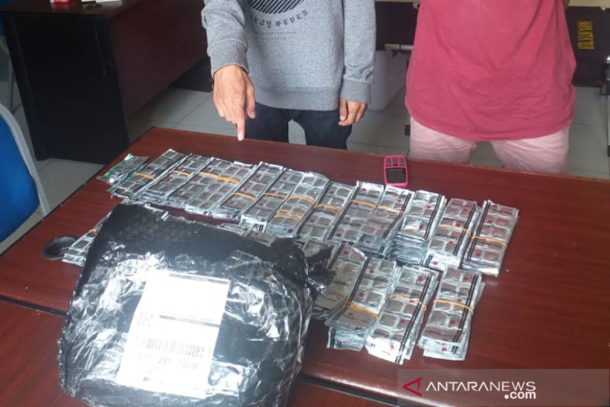 Ambil paket kiriman 40 ribu butir obat terlarang, dua pemuda ditangkap