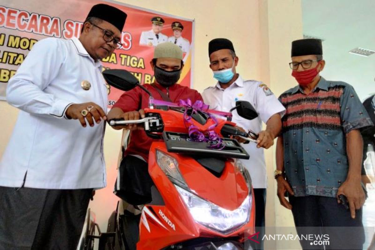 Penyandang disabilitas Aceh Barat terima motor usaha