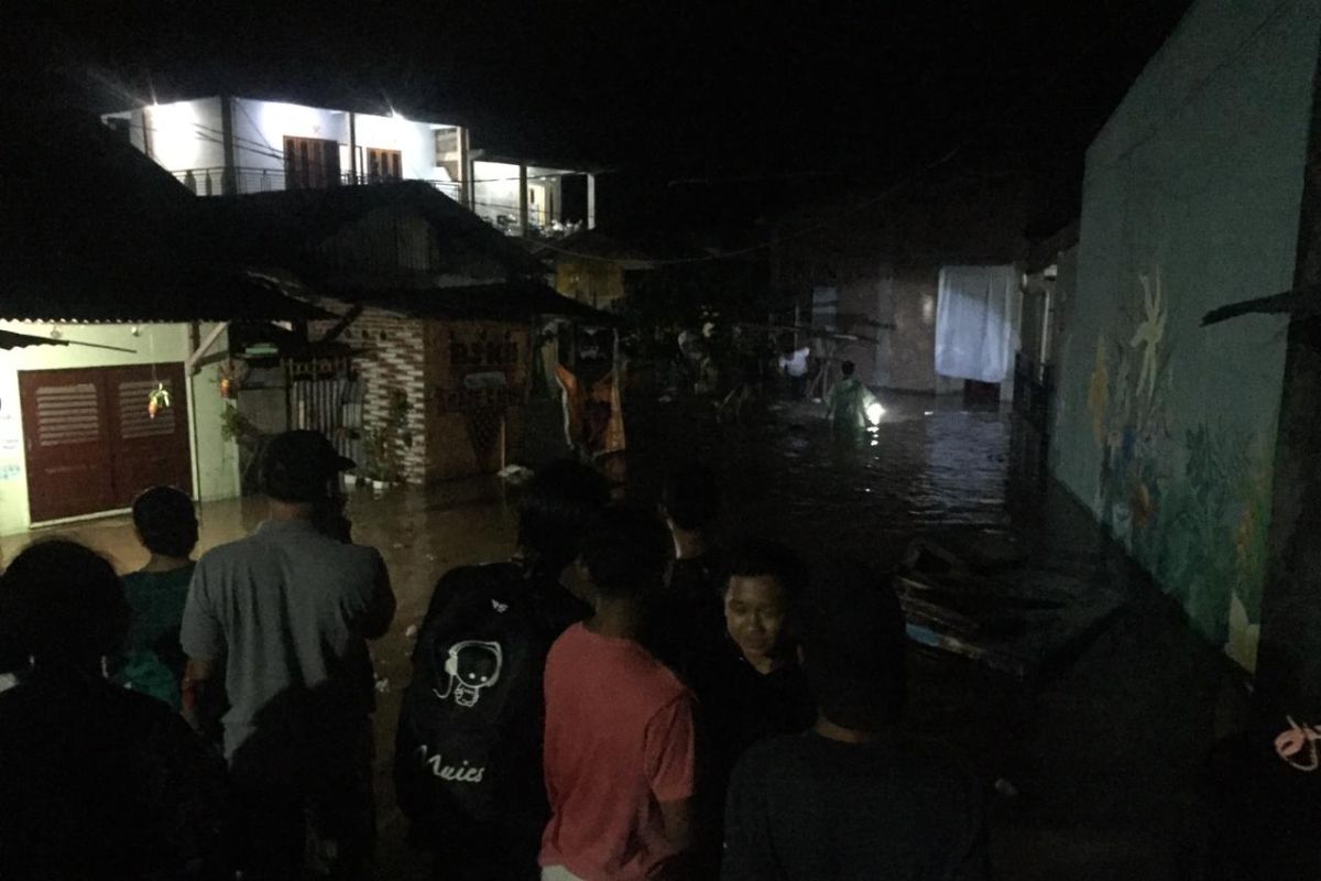 Kaget lihat banjir bandang masuk rumah, seorang warga meninggal dunia