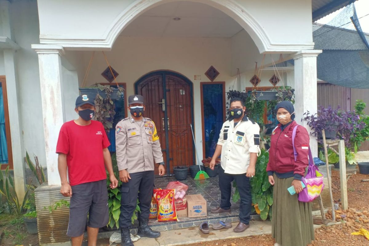 Polres Bangka Barat bantu sembako warga lakukan isolasi mandiri