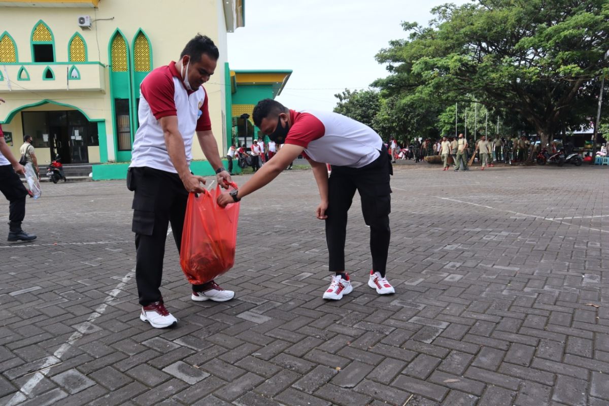 Polri - TNI di Malut bersihkan fasilitas umum antisipasi penyebaran COVID-19